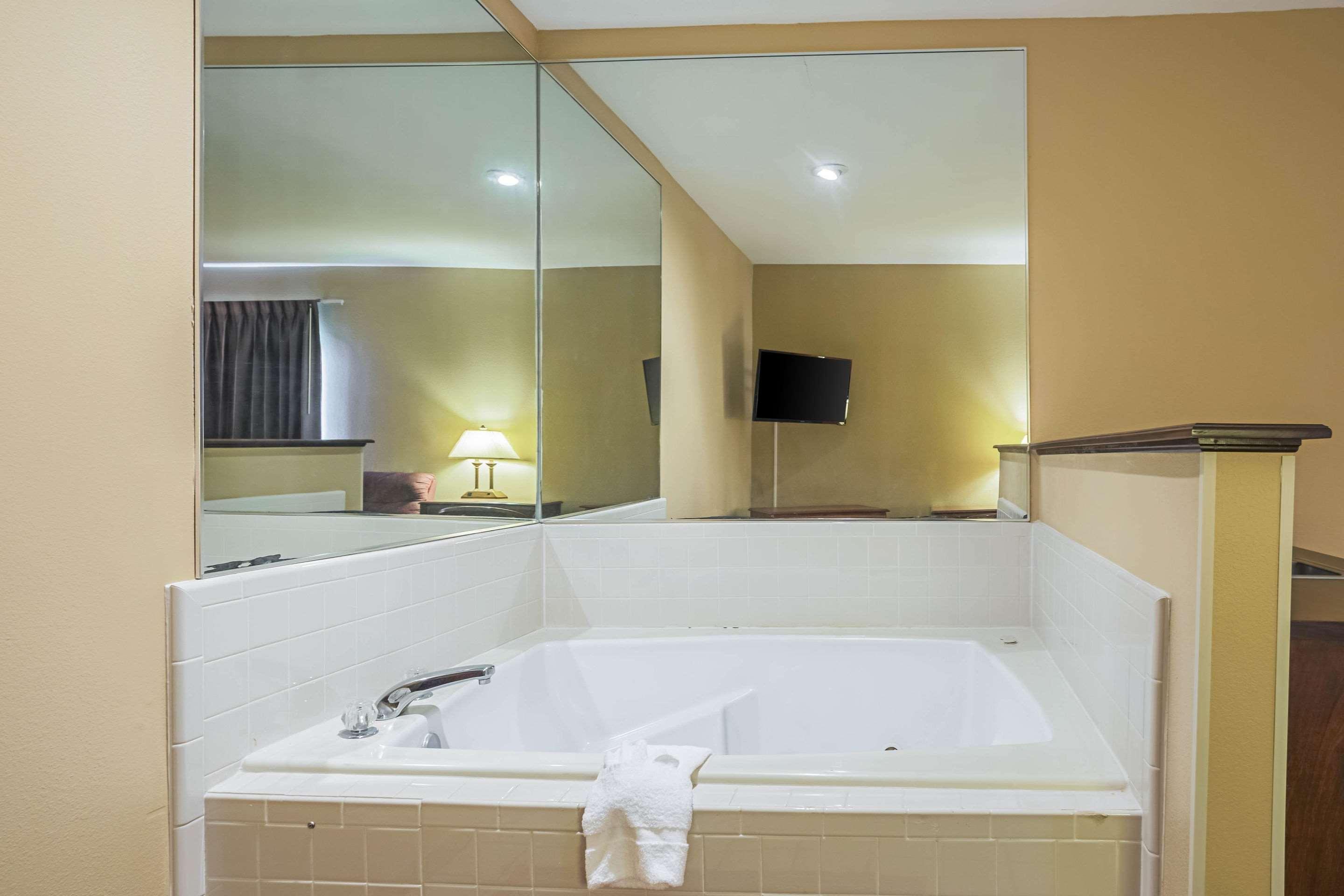 Econo Lodge Inn & Suites Ripley Екстер'єр фото